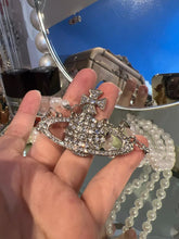 Load image into Gallery viewer, VW triple pearl necklace