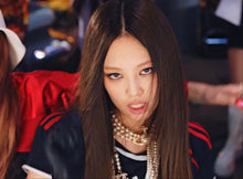 Load image into Gallery viewer, VW triple pearl necklace