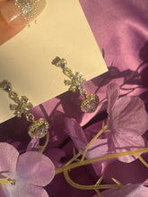 Load image into Gallery viewer, The queen of flowers earrings
