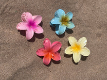 Load image into Gallery viewer, Hawaiian flower hair claw
