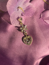 Load image into Gallery viewer, The queen of flowers earrings
