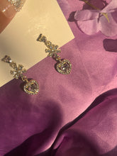 Load image into Gallery viewer, The queen of flowers earrings
